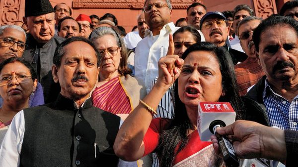 ಸಂಸತ್ತಿನ ಒಳಗೆ ಮತ್ತು ಹೊರಗೆ ನಿಮ್ಮ ವಿರುದ್ಧ ಹೋರಾಡುತ್ತೇನೆ: ಬಿಜೆಪಿಗೆ ಎಚ್ಚರಿಕೆ ಕೊಟ್ಟ ಮಹುವಾ ಮೊಯಿತ್ರಾ