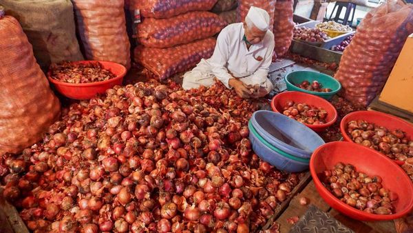 Onion Price: ಏರಿಕೆಯಾಗುತ್ತಲೇ ಇದೆ ಈರುಳ್ಳಿ ದರ! ಆದರೂ ಆತಂಕದಲ್ಲಿದ್ದಾರೆ ರೈತರು