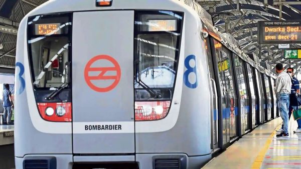 ಮೆಟ್ರೋದಲ್ಲಿ ಡಿಶುಂ ಡಿಶುಂ: ಚಲಿಸುವ ರೈಲಿನಲ್ಲಿ ಬಡಿದಾಡಿಕೊಂಡ ವ್ಯಕ್ತಿಗಳು, ಏನ್‌ ಆಯ್ತು ರೀ ನಿಮಗೆ ಎಂದ ಜನರು