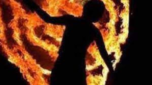 ಸೆಂಕೆಡ್‌ ಲವ್‌ ಸ್ಟೋರಿ: ಪ್ರಿಯಕರನಿಗೆ ಪೆಟ್ರೋಲ್‌ ಸುರಿದು ಬೆಂಕಿ ಹಚ್ಚಿದ ಪ್ರಿಯತಮೆ - ಮುಂದೆ ಆಗಿದ್ದೇನು?