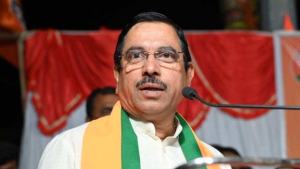 ಕಾಂಗ್ರೆಸ್‌ ನಲ್ಲಿ ಆಂತರಿಕ ಕಚ್ಚಾಟ: ಮುಖ್ಯ ಮಂತ್ರಿ, ಸಚಿವ ಸ್ಥಾನಕ್ಕಾಗಿ ಜಗಳ: ಪ್ರಹ್ಲಾದ ಜೋಶಿ ಹೇಳಿದ್ದೇನು?