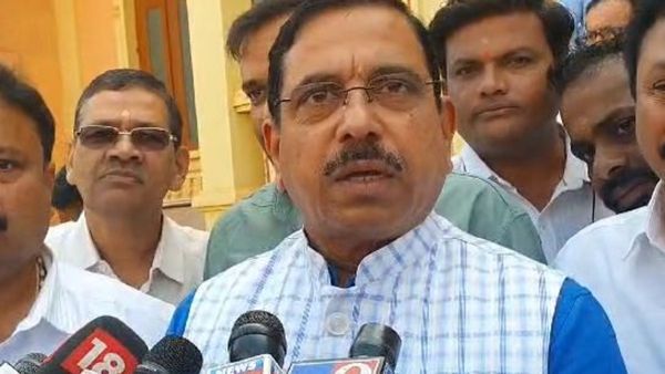 Hijab: ಸಿದ್ದರಾಮಯ್ಯ ಮೂರ್ಖರಂತೂ ಅಲ್ಲವೇ ಅಲ್ಲ, ಗೊತ್ತಿದ್ದೇ ಮಾಡುತ್ತಿದ್ದಾರೆ: ಪ್ರಹ್ಲಾದ್ ಜೋಶಿ