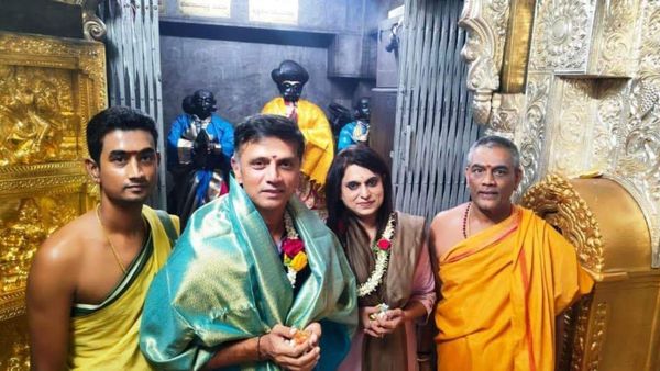 ಚಾಮುಂಡೇಶ್ವರಿ ದರ್ಶನ ಪಡೆದ ಟೀಮ್‌ ಇಂಡಿಯಾ ಕೋಚ್‌ ರಾಹುಲ್‌ ದ್ರಾವಿಡ್‌ ದಂಪತಿ