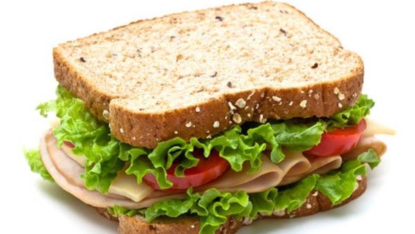 ಬಾಯಿಗೆ ಇಟ್ಟುಕೊಳ್ಳುವಾಗ ವಿಮಾನದಲ್ಲಿ ನೀಡಿದ ಸ್ಯಾಂಡ್‌ವಿಚ್‌ನಲ್ಲಿ ಹರಿದಾಡುತ್ತಿತ್ತು ಹುಳು!