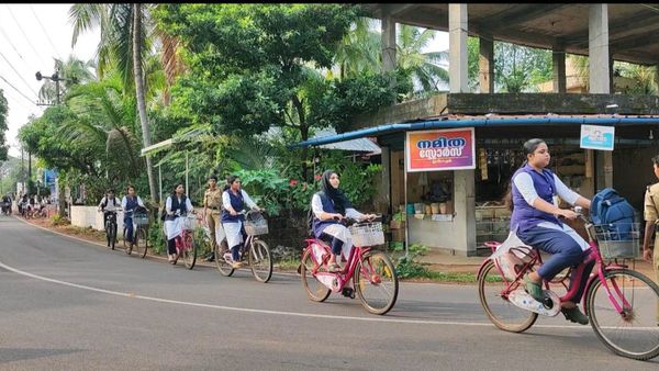 ಕಾಸರಗೋಡು: ಬೆಳಗ್ಗೆ-ಸಂಜೆ ಈ ಊರು ಸಂಪೂರ್ಣ ಸೈಕಲ್‌ ಮಯ: ಯಾಕೆ ಗೊತ್ತಾ..?