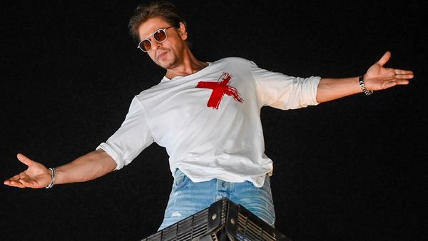 ಶಾರುಖ್ ಖಾನ್ ಮನೆಯ ಮುಂದೆ ಜನಜಂಗುಳಿ, ಕಾರಣ ತಿಳಿಯಿರಿ!