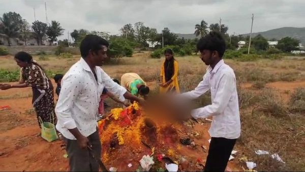 ಚಾಮರಾಜನಗರದಲ್ಲಿ ವಿಭಿನ್ನ ಆಚರಣೆ: ಈ ಹುತ್ತಕ್ಕೆ ಕೋಳಿ ರಕ್ತ, ಮೊಟ್ಟೆ ಅರ್ಪಿಸಿದ್ರೆ ಇಷ್ಟಾರ್ಥಗಳ ಈಡೇರಿಕೆ ಪಕ್ಕಾ ಅಂತೆ