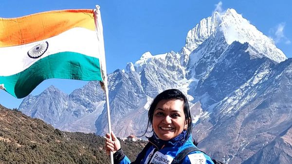 41ನೇ ವಯಸ್ಸಿನಲ್ಲಿ ಮೌಂಟ್ ಎವರೆಸ್ಟ್ ಮೇಲೆ ಸ್ಕೈಡೈವ್ ಮಾಡಿದ ಮೊದಲ ಮಹಿಳೆ