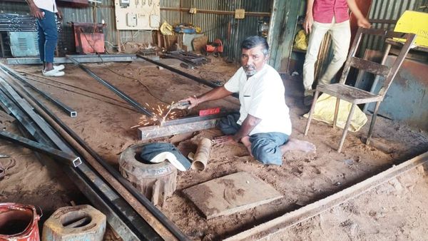 ಸಿಂಧನೂರಿನ ಸುಬಾನ್‍ಸಾಬ: ಇವರಿಗೆ ಕಾಲಿಲ್ಲ ಆದರೂ ಕೆಲಸ ಮಾಡ್ತಾರೆ!