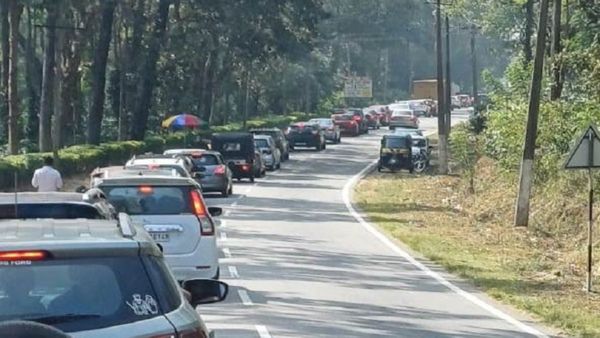 ಕೊಡಗಿನಲ್ಲಿ ಎಲ್ಲೆಲ್ಲೂ ಟ್ರಾಫಿಕ್‌ ಜಾಮ್‌: ಜಿಲ್ಲೆಗೆ ಇಷ್ಟೊಂದು ಪ್ರವಾಸಿಗರ ದಂಡು ಹರಿದು ಬರುತ್ತಿರುವುದೇಕೆ ಗೊತ್ತಾ?