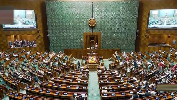 Parliament Security Breach: ಕಲಾಪದ ವೇಳೆ ಸಂಸತ್‌ಗೆ ನುಗ್ಗಿದ ಅಪರಿಚಿತರು, ಸಂಸತ್‌ ದಾಳಿ ನೆನಪಿಸಿದ ಘಟನೆ