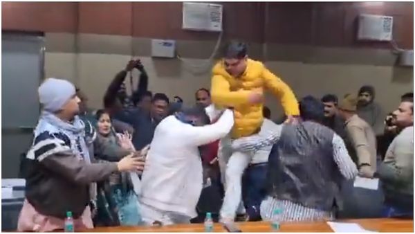 ರಣಾಂಗಣವಾದ ಮುನ್ಸಿಪಲ್ ಸಭೆ: ಕುರ್ಚಿ, ಮೇಜು ಬಳಸಿ ಹೊಡೆದಾಟ