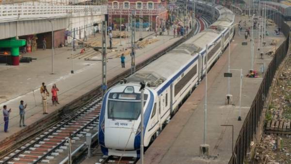 VB Train Video: ವಾರಣಾಸಿ-ದೆಹಲಿ 'ವಿಬಿ' ರೈಲು ಸಂಚಾರದ ಸುಂದರ ವಿಡಿಯೋ ಶೇರ್ ಮಾಡಿ ರೈಲ್ವೆ ಇಲಾಖೆ