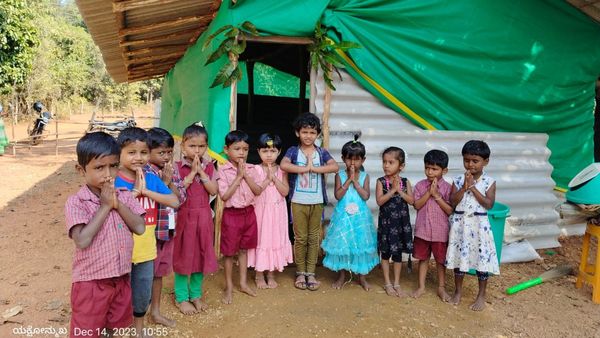 ದುರಸ್ಥಿಗೆ ತಲುಪಿದರೂ ಮಂಜೂರಿಯಾಗದ ಕಟ್ಟಡ: ಗ್ರಾಮಸ್ಥರೇ ಸೇರಿ ನಿರ್ಮಿಸಿದ ಅಂಗನವಾಡಿ ಹೇಗಿದೆ ನೋಡಿ