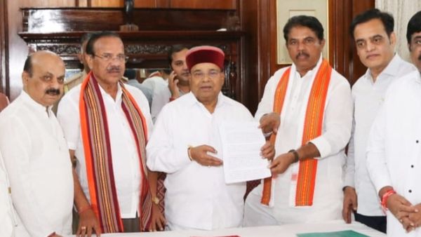 ರಾಜ್ಯದ ರೈತರಿಗೆ ಕೂಡಲೇ ಪರಿಹಾರ ನೀಡಲಿ ಇಲ್ಲ ರಾಜೀನಾಮೆ ಕೊಡಲಿ: ರಾಜ್ಯಪಾಲರಿಗೆ ಬಿಜೆಪಿ ಆಗ್ರಹ