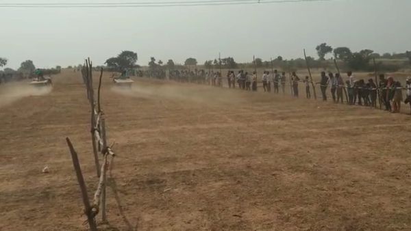 ಸಂಕ್ರಾಂತಿ ಪ್ರಯುಕ್ತ ಎತ್ತಿನ ಬಂಡಿಗಳ ಓಟದ ಸ್ಪರ್ಧೆ: ಜನರನ್ನು ನೋಡಿ ಬಂಡಿ ಸಮೇತ ದಿಕ್ಕಾಪಾಲಾಗಿ ಓಡಿದ ಹಳ್ಳಿಕಾರ್ ಎತ್ತುಗಳು!