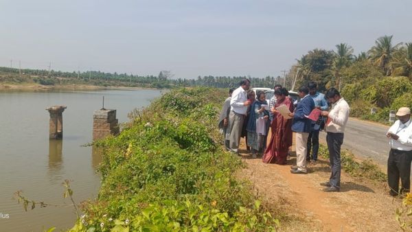 ಚಾಮರಾಜನಗರ: ಕೆರೆಗಳನ್ನು ಪರಿಶೀಲಿಸಿದ ಜಿಲ್ಲಾಧಿಕಾರಿ