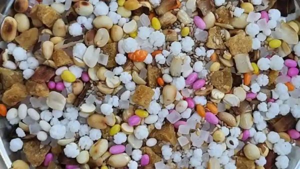 ಎಳ್ಳು ಬೆಲ್ಲ, ಉಂಡೆ, ಸಕ್ಕರೆ ಅಚ್ಚು, ಕಬ್ಬು ಜೋಡಿಸಿಕೊಳ್ಳಿ ಸಂಕ್ರಾಂತಿ ಬಂತು ಎಲ್ಲರಿಗೂ ಹಂಚಬೇಕು....