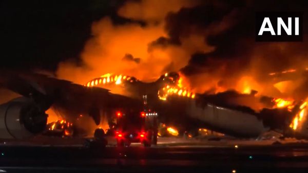 ಟೋಕಿಯೋದಲ್ಲಿ ವಿಮಾನಗಳ ನಡುವೆ ಡಿಕ್ಕಿ: ಹೊತ್ತಿ ಉರಿದ ವಿಮಾನ