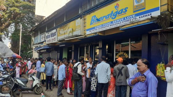 ಅಡುಗೆ ಸಿಲೆಂಡರ್ ಇ-ಕೆವೈಸಿ ಗೊಂದಲ: 180 ರೂಗೆ ಗ್ಯಾಸ್ ಪೈಪ್ ಕೂಡ ನೀಡಿದ ಏಜೆನ್ಸಿಗಳು