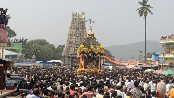 ಘಾಟಿ‌ ಸುಬ್ರಮಣ್ಯ ಬ್ರಹ್ಮ ರಥೋತ್ಸವದಲ್ಲಿ ನೂಕು ನುಗ್ಗಲು: ರಥದ ಚಕ್ರದ ಬಳಿ ಬಿದ್ದ ಮಹಿಳೆ