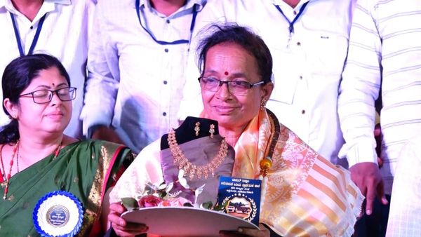 ಮೂರು ದಶಕಗಳಿಂದ ಸಾರ್ಥಕ ಸೇವೆ, ವಿದ್ಯಾರ್ಥಿಗಳಿಂದ ಶಿಕ್ಷಕಿಗೆ ಚಿನ್ನಾಭರಣ ಉಡುಗೊರೆ