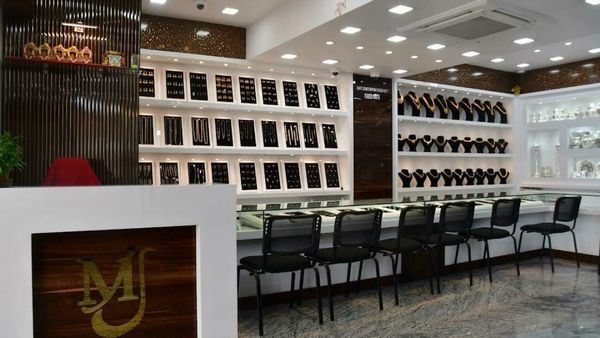 ನಕಲಿ ಅಧಿಕಾರಿಗಳ ದಾಳಿ: ಕೆಜಿಗಟ್ಟಲೆ ಚಿನ್ನ ಹೊತ್ತು ಪರಾರಿಯಾಗುವಾಗ ಆದ ಎಡವಟ್ಟೇನು?