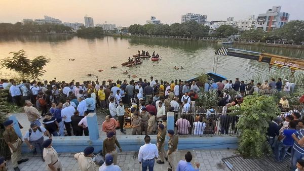 ವಿಹಾರ ತಂದ ಆಪತ್ತು: ದೋಣಿ ಮುಳುಗಿ 12 ಮಕ್ಕಳು ಸೇರಿದಂತೆ 2 ಶಿಕ್ಷಕರು ಸಾವು!