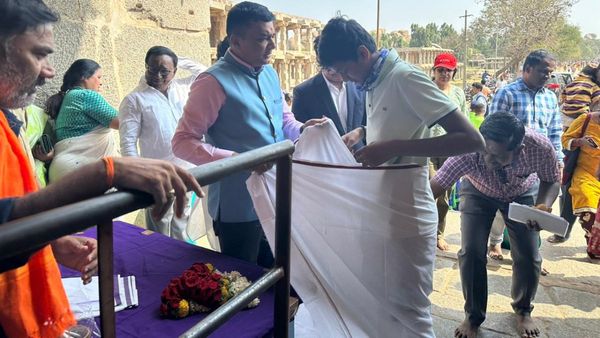 ಹಂಪಿಗೆ ಬರುವ ಭಕ್ತರು ಹೀಗೆ ಉಡುಪು ಧರಿಸಿ: ಜಾಗೃತಿ ಮೂಡಿಸಿದ ಜಿಲ್ಲಾಡಳಿತ