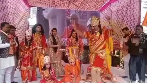 ಅಯ್ಯೋ ವಿಧಿಯಾಟವೇ....! ಹನುಮನ ವೇಷಧಾರಿಗೆ ಹೃದಯಾಘಾತ: ನಟನೆಯಲ್ಲಿ ಮುಳಗಿದ್ದಾನೆಂದು ನಂಬಿದ ಜನ- ವಿಡಿಯೋ