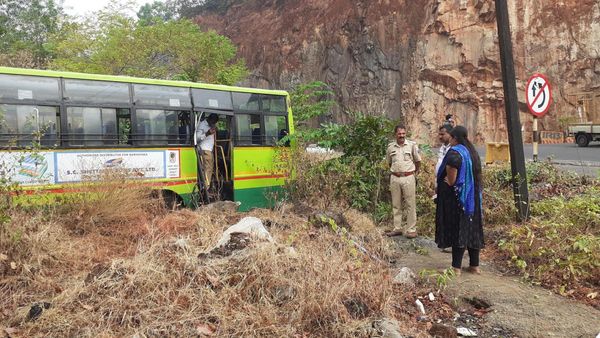 ಕಾರವಾರದಲ್ಲಿ ಮತ್ತೆ ಬಸ್ ಅಪಘಾತ: ಕಂಡಿಷನ್ ಇಲ್ಲದ ಬಸ್‌ಗಳನ್ನು ರಸ್ತೆಗಿಳಿಸದಂತೆ ಸ್ಥಳೀಯರ ಆಕ್ರೋಶ!