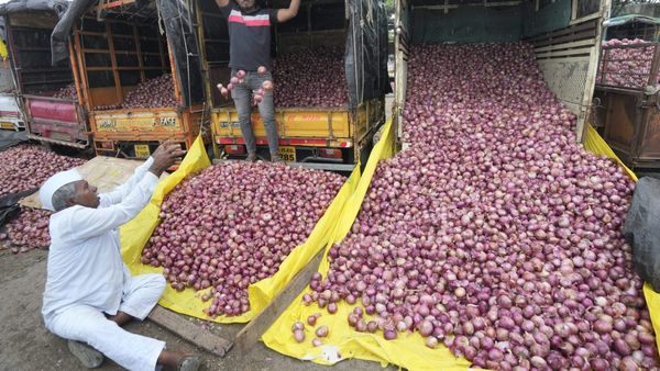 Onion Price: ಕುಸಿತ ಕಂಡ ಈರುಳ್ಳಿ ಬೆಲೆ: ರಫ್ತು ನಿಷೇಧ ತೆರವು?