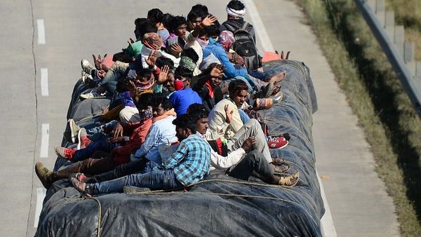 'ಅವರು ಯಾವಾಗ ಬರ್ತಾರೋ ಗೊತ್ತಿಲ್ಲ' ಕೆಲಸ ಅರಸಿ ಗುಳೆ ಹೋದ ಮಕ್ಕಳಿಗಾಗಿ ಕಾದು ಕುಳಿತ ವೃದ್ಧ ಪೋಷಕರು!