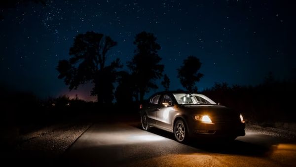 ರಾತ್ರಿಯ ವೇಳೆ ಕಳ್ಳರಂತೆ ಕಾರಿನಲ್ಲಿ ಬಂದು ಹೆತ್ತ ತಾಯಿಯನ್ನು ಬಿಟ್ಟು ಹೋದ ಮಗಳು-ಅಳಿಯ: ರಾತ್ರಿಯಿಡೀ ಚಳಿಗೆ ನಡುಗಿತು ವೃದ್ಧ ಜೀವ!