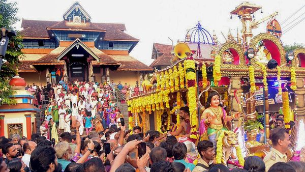 Sabarimala: ಹೊಸ ವರ್ಷಾಚರಣೆಗೆ ಶಬರಿಮಲೆ ದೇವಸ್ಥಾನಕ್ಕೆ ಜನಸಾಗರ...