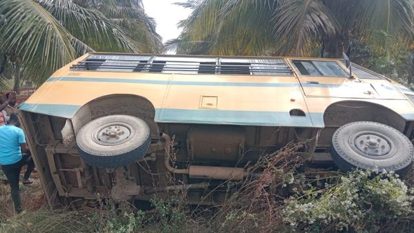 ಚಿತ್ರದುರ್ಗ: ಶಾಲಾ ಬಸ್ ಪಲ್ಟಿ, 10ಕ್ಕೂ ಹೆಚ್ಚು ವಿದ್ಯಾರ್ಥಿಗಳಿಗೆ ಗಂಭೀರ ಗಾಯ