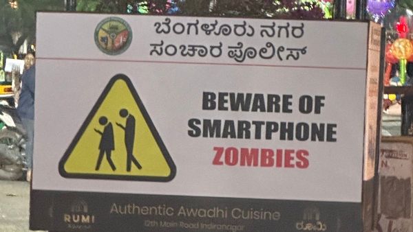 'ಸ್ಮಾರ್ಟ್‌ಫೋನ್ ಝೊಂಬೀಗಳ' ಬಗ್ಗೆ ಎಚ್ಚರವಾಗಿರಿ: ಬೆಂಗಳೂರಿನಲ್ಲಿ ವೈರಲ್ ಆದ ಬೆಂಗಳೂರು ಸಂಚಾರ ಪೊಲೀಸರ ಎಚ್ಚರಿಕೆ