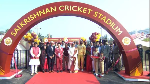 ಇಂದೇ ಲೋಕಾರ್ಪಣೆಯಾದ ಸಾಯಿ ಕೃಷ್ಣನ್ ಸ್ಟೇಡಿಯಂನಲ್ಲಿ ದಿಗ್ಗಜರ ನಡುವೆ ಸೌಹಾರ್ದ ಪಂದ್ಯ ಆರಂಭ