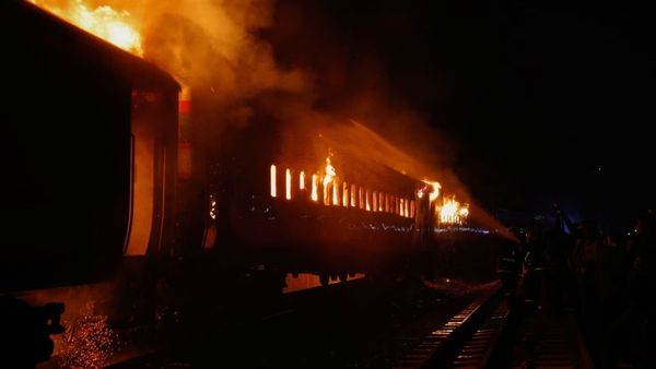 ಬಾಂಗ್ಲಾದೇಶದಲ್ಲಿ ರೈಲಿಗೆ ಬೆಂಕಿ: 5 ಮಂದಿ ಸಾವು, ಹಲವರಿಗೆ ಗಾಯ- ಗೋದ್ರಾ ಹತ್ಯಾಕಾಂಡ ನೆನಪಿಸಿದ ಘಟನೆ