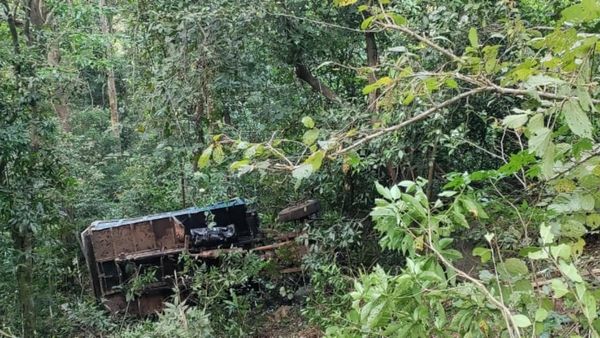 ಚಾರ್ಮಾಡಿಯಲ್ಲಿ 1000 ಅಡಿ ಪ್ರಪಾತಕ್ಕೆ ಉರುಳಿದ ಲಾರಿ