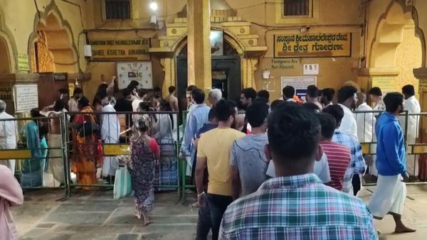 ಗೋಕರ್ಣ, ಮುರುಡೇಶ್ವರಕ್ಕೆ ಪ್ರವಾಸಿಗರ ದಂಡು: ವರ್ಷದ ಮೊದಲ ದಿನ ದೇವರ ದರ್ಶನಕ್ಕೆ ಭಕ್ತ ಸಾಗರ