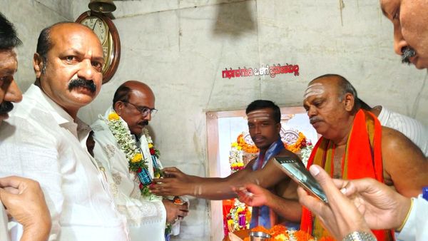 ಅಧಿಕಾರ ಸ್ವೀಕರಿಸುವ ಮುನ್ನ ನಾಯಕನಹಟ್ಟಿ ತಿಪ್ಪೇರದ್ರಸ್ವಾಮಿ ದರ್ಶನ ಪಡೆದ ಚಿತ್ರದುರ್ಗ ಜಿಲ್ಲೆಯ ನೂತನ ಡಿಸಿ-ಯಾಕೆ ಗೊತ್ತಾ?