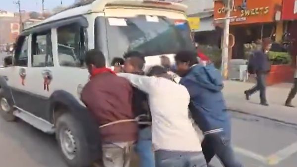 ಜೋರ್ ಲಗಾಕೆ ಹೈಸಾ....... ನ್ಯಾಯಾಲಯಕ್ಕೆ ಪೊಲೀಸ್ ವಾಹನ ತಳ್ಳಿಕೊಂಡು ಹೋದ ಕೈದಿಗಳು: ವಿಡಿಯೋ