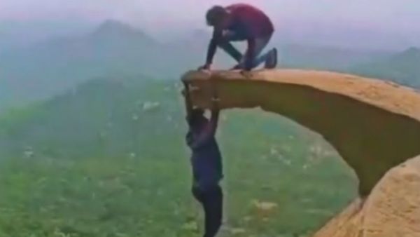 Aulabbetta: ಚಿಕ್ಕಬಳ್ಳಾಪುರದ ಆವುಲಬೆಟ್ಟದಲ್ಲಿ ಪ್ರವಾಸಿಗರ ಹುಚ್ಚಾಟ