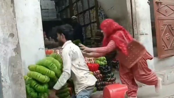 ‘WWE-Style Fight’: ಬಳೆ ಅಂಗಡಿಯ ಹೊರಗೆ ವ್ಯಕ್ತಿಯನ್ನ ಎಗರಿ ಎಗರಿ ಥಳಿಸಿದ ಮಹಿಳೆ