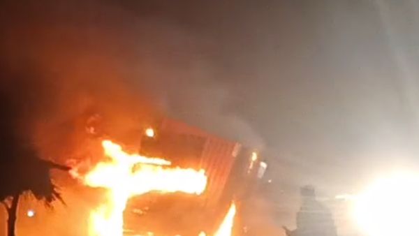 ಟಯರ್ ಸ್ಪೋಟ- ಮಧ್ಯ ರಾತ್ರಿಯಲ್ಲಿ ಹೊತ್ತಿ ಉರಿದ ಕಂಟೇನರ್ ಲಾರಿ!