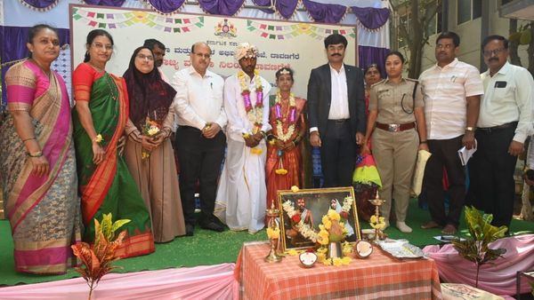 ಆಡಂಬರವಿಲ್ಲ, ಮಂತ್ರಘೋಷಗಳಿಲ್ಲ.. ಸಿಂಪಲ್ ಆಗಿ ದಾಂಪತ್ಯ ಜೀವನಕ್ಕೆ ಕಾಲಿಟ್ಟ ವಧು-ವರ.. ಅಧಿಕಾರಿಗಳೇ ಬೀಗರು, ಎಲ್ಲಿ?