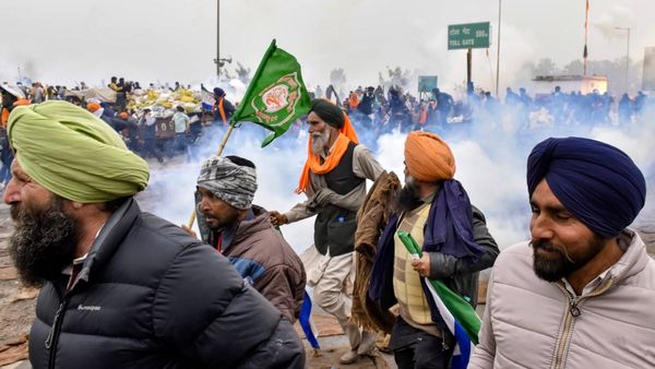 Delhi Chalo: ಪಂಜಾಬ್-ಹರಿಯಾಣ ಗಡಿಯಲ್ಲಿ ಮತ್ತೆ ಅನ್ನದಾತರ ಮೇಲೆ ಅಶ್ರುವಾಯು!