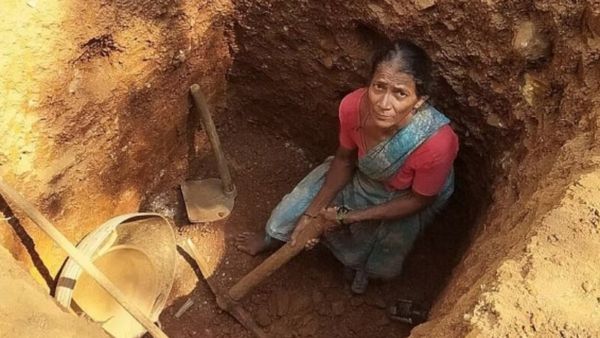 ಅಂಗನವಾಡಿ ಮಕ್ಕಳಿಗಾಗಿ ಹಾರೆ, ಗುದ್ದಲಿ ಹಿಡಿದು ಬಾವಿ ತೋಡಲು ನಿಂತ 55 ವರ್ಷದ ಮಹಿಳೆ!