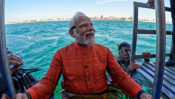 PM Modi in Dwarka: ಸಮುದ್ರದಲ್ಲಿ ಮುಳುಗಿರುವ ಶ್ರೀಕೃಷ್ಣ ನಗರಕ್ಕೆ ಭೇಟಿ ನೀಡಿದ ಪ್ರಧಾನಿ ಮೋದಿ